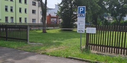Motorhome parking space - Art des Stellplatz: ausgewiesener Parkplatz - Thuringia - Eingang zum Stellplatz  - Wohnmobilstellplatz am Schwimmbad Greiz