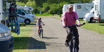 Reisemobilstellplatz - Hunde erlaubt: Hunde teilweise - Nordrhein-Westfalen - Und der nächste Radweg ist auch nicht weit weg! - Freizeitanlage Höxter-Godelheim