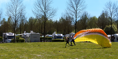 Reisemobilstellplatz - Umgebungsschwerpunkt: See - Nordrhein-Westfalen - Kitesurfer beim Trockentraining - Freizeitanlage Höxter-Godelheim
