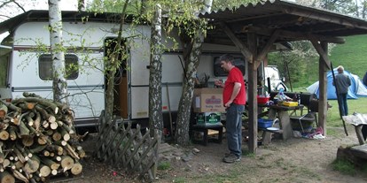Reisemobilstellplatz - Grauwasserentsorgung - Niedersachsen - überdachter Sitzplatz am Lagerfeuer - Wohnmobilstellplatz Bühren