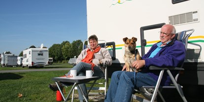 Reisemobilstellplatz - Meterik - Pause mit Hund - Friedensplatz
