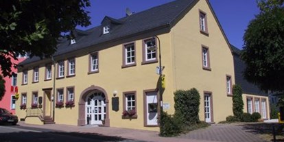 Reisemobilstellplatz - Stromanschluss - Hunsrück - Haus der Begenung mit Touristinformation in Thalfang - Reisemobilhafen am Festplatz Thalfang