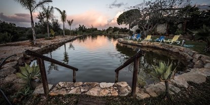 Reisemobilstellplatz - Hunde erlaubt: Hunde erlaubt - Costa de la Luz - Naturschwimmsee - Oasis Camp