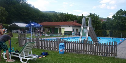 Reisemobilstellplatz - Umgebungsschwerpunkt: am Land - Hessen - Freischwimmbad Mernes - Wohnmobilstellplatz Mernes