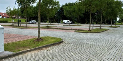 Motorhome parking space - WLAN: am ganzen Platz vorhanden - Ostfriesland - Wohnmobilstellplatz "Am alten Hafen" in Dornumersiel 