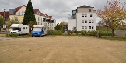 Motorhome parking space - Hallenbad - Saarland - Die ruhig gelegenen Stellplätze am Hallenbad Perl. Foto: Christian Repplinger - Reisemobilstellplatz am PerlBad