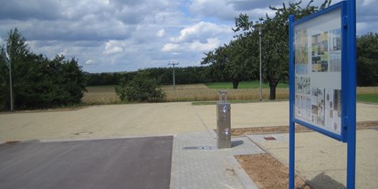 Motorhome parking space - Frischwasserversorgung - Saarburg - Blick auf den Parkplatz - Reisemobilstellplatz am PerlBad