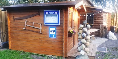Reisemobilstellplatz - Art des Stellplatz: eigenständiger Stellplatz - Niedersachsen - Hütte mit Aushang - Altes Sägewerk