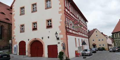Motorhome parking space - Duschen - Bavaria - Museum ca 600 m - Wohnmobilstellplatz Wolframs-Eschenbach