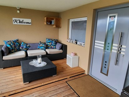 Reisemobilstellplatz - Duschen - Lounge mit Tischen und Stühlen, vor dem Duschraum, stehen zur freien Verfügung - Weggis am Vierwaldstättersee