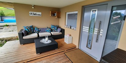Reisemobilstellplatz - Grauwasserentsorgung - Schweiz - Lounge mit Tischen und Stühlen, vor dem Duschraum, stehen zur freien Verfügung - Weggis am Vierwaldstättersee