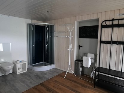 Motorhome parking space - Stromanschluss - Switzerland - Duschraum mit WC, Waschbecken wird von beiden Stellplätzen genutzt - Weggis am Vierwaldstättersee