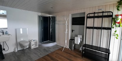 Reisemobilstellplatz - Grauwasserentsorgung - Schweiz - Duschraum mit WC, Waschbecken wird von beiden Stellplätzen genutzt - Weggis am Vierwaldstättersee