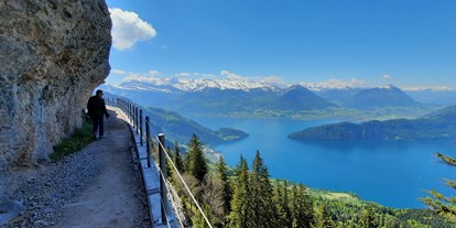 Reisemobilstellplatz - Grauwasserentsorgung - Schweiz - Rigi Felsenweg bei Bärenstube - Weggis am Vierwaldstättersee