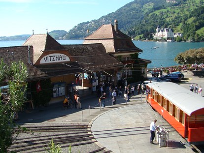 Reisemobilstellplatz - Grauwasserentsorgung - Weggis - Vitznau mit Bahnstation der Zahnradbahn - Weggis am Vierwaldstättersee