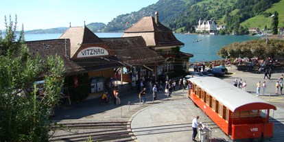 Reisemobilstellplatz - Grauwasserentsorgung - Schweiz - Vitznau mit Bahnstation der Zahnradbahn - Weggis am Vierwaldstättersee