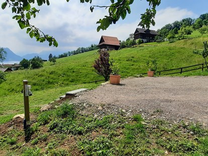 Reisemobilstellplatz - Umgebungsschwerpunkt: Berg - Schweiz - 2 Stellplätze nebeneinander für kleinere Wohnmobile/Camper mit Steckdosenanschluss.  - Weggis am Vierwaldstättersee