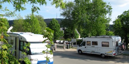Reisemobilstellplatz - Art des Stellplatz: ausgewiesener Parkplatz - Franken - Wohnmobilstellplatz Bischofsgrün mit Blick zum Ochsenkopf (1024 m) - Wohnmobilstellplatz Bischofsgrün