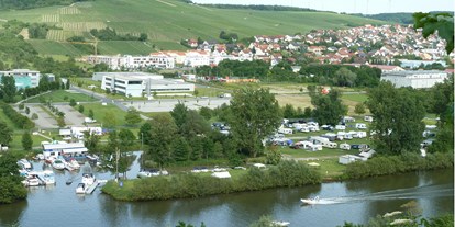 Reisemobilstellplatz - Umgebungsschwerpunkt: Fluss - Deutschland - Platzübersicht vom genegenüberliegendem Mainufer  - Wassersportclub Eibelstadt e.V.
