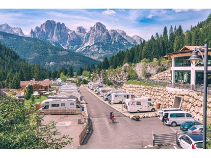 Motorhome parking space - Duschen - Italy - Wohnmobilstellplatz - Stellplatz im Camping Vidor Family & Wellness Resort