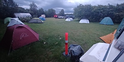 Reisemobilstellplatz - Umgebungsschwerpunkt: am Land - Dänemark - Eine Gruppe von 11 Behinderte Menschen mit Zelten - Daler Camping