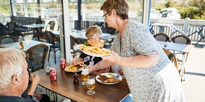 Motorhome parking space - Swimmingpool - North Jutland - Unser gemütliches Café mit gutem Essen zu vernüftigen Preisen - Skiveren Camping