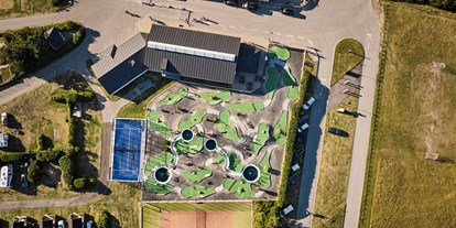 Reisemobilstellplatz - Sauna - Dänemark - Das Akrivitäten "Zentrum" mit Paddel Tennis, Tennis Minigolf und Aktivitätenhalle. - Skiveren Camping