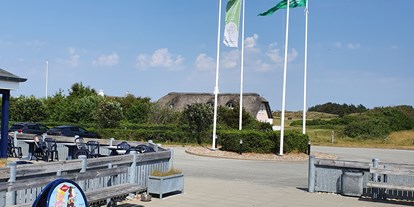 Reisemobilstellplatz - Umgebungsschwerpunkt: Strand - Dänemark - Die Camping.info-Award Fahne bei der Einfahrt des Campingplatzes - Skiveren Camping