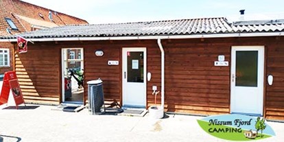 Motorhome parking space - Umgebungsschwerpunkt: am Land - West Jutland - Reception, kitchen and toilets with bathroom - Nissum Fjord Camping