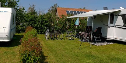 Motorhome parking space - Wohnwagen erlaubt - Denmark - It is also possible to book larger camp pitches with hedges - Nissum Fjord Camping