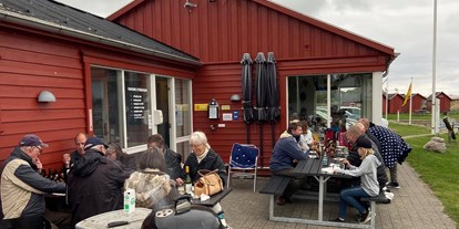 Motorhome parking space - Golf - Denmark - hyggeaften ved klubhus - Sundsøre Lystbådehavn