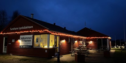 Reisemobilstellplatz - Umgebungsschwerpunkt: Strand - Dänemark - Klubhus i vintertrim - Sundsøre Lystbådehavn