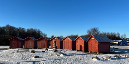 Reisemobilstellplatz - Bademöglichkeit für Hunde - Dänemark - Fiskerhusene i vintertrim - Sundsøre Lystbådehavn
