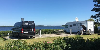 Motorhome parking space - Wohnwagen erlaubt - Denmark - Wohnmobilstellplatz mit eigener Holzterrasse und großartiger Aussicht - Mariager Camping