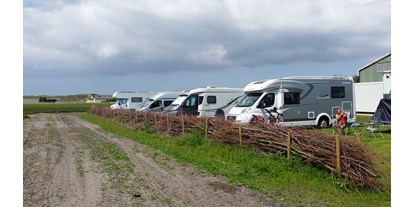 Motorhome parking space - De Cocksdorp - Camping met op de achtergrond de duinen naar de Noordzee. - SVR Camping Mariahoeve