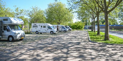 Motorhome parking space - öffentliche Verkehrsmittel - Netherlands - Camperplaats Zwembad Meekenesch