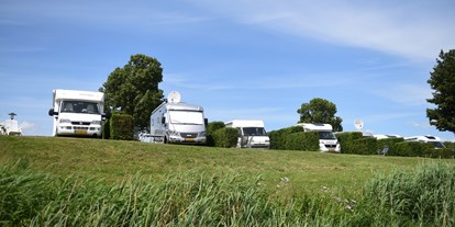 Reisemobilstellplatz - Art des Stellplatz: ausgewiesener Parkplatz - Südholland - Camperplätze am Fluß - Recreatiepark Camping de Oude Maas