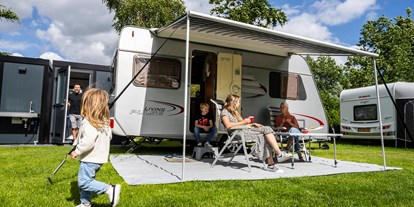 Reisemobilstellplatz - Hunde erlaubt: Hunde teilweise - Niederlande - Camping field de Hoef mit privaten Sanitäranlagen - Camping Recreatiepark De Lucht