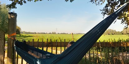 Reisemobilstellplatz - Duschen - Giethoorn - Genießen Sie die Aussicht auf den Campingplatz.
Überfliegende Störche, Rehe im Naturschutzgebiet fußläufig vom Campingplatz aus erreichbar - SVR-Camping Pieters Farm