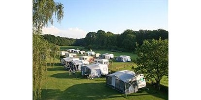 Motorhome parking space - Hunde erlaubt: Hunde erlaubt - Limburg - Geliegen an das Wald - Camping Schaapskooi Mergelland
