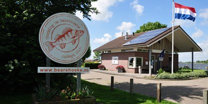 Reisemobilstellplatz - Bademöglichkeit für Hunde - Niederlande - Blick auf das Empfangsgebäude - Camping De Bearshoeke