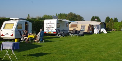 Reisemobilstellplatz - Ouwerkerk - een kampeerveld met comfortplaatsen. Hier mogen, indien ze de hele vakantieperiode blijven staan, ook campers staan. - Midicamping Van der Burgh