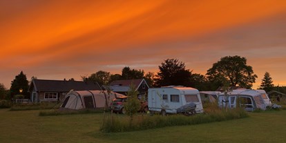 Motorhome parking space - Nord Overijssel - Bei Sonnenuntergang - Camping Het Hazenpad