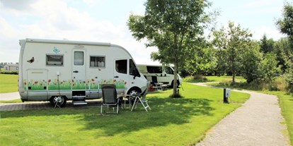 Motorhome parking space - Drenthe - 6 verharde camperplaatsen met grasstrook er is ook de mogelijkheid om op de camping te staan. - Camperplaats bij Camping De Stal