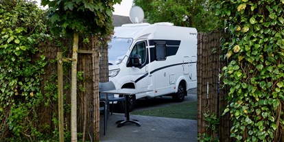 Motorhome parking space - Frischwasserversorgung - Friesland - Doorkijkje naar privé terras - Camperpark It Tún-Hûs