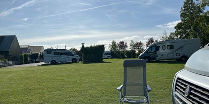 Motorhome parking space - Stromanschluss - Friesland - gezelligheid rondom de receptie. - Camperpark It Tún-Hûs