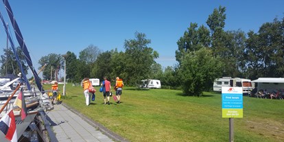 Reisemobilstellplatz - Angelmöglichkeit - Friesland - Stellplätze für Wohnwagen und Wohnmobile am Hafen - Recreatiebedrijf De Koevoet