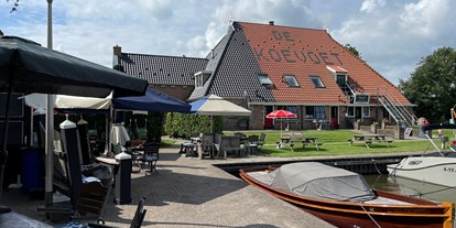 Reisemobilstellplatz - Oudega (Súdwest Fryslân) - Terrasse am Hafen - Recreatiebedrijf De Koevoet