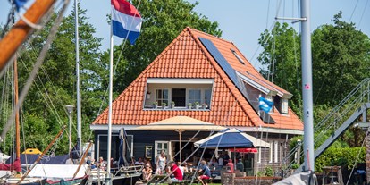 Reisemobilstellplatz - Angelmöglichkeit - Friesland - Terrasse am Hafen - Recreatiebedrijf De Koevoet
