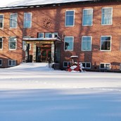 RV parking space - view   main   house   in   winter - Gillhovs Kursgård - Utbildningscentrum i Gillhov